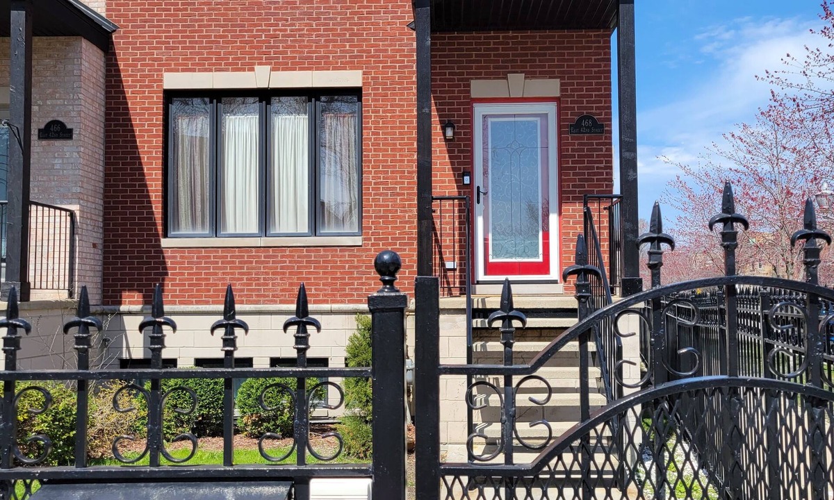 Bronzeville House | Unique and Chic home. rooftop deck, near lakefront. Easy commute to downtown.
