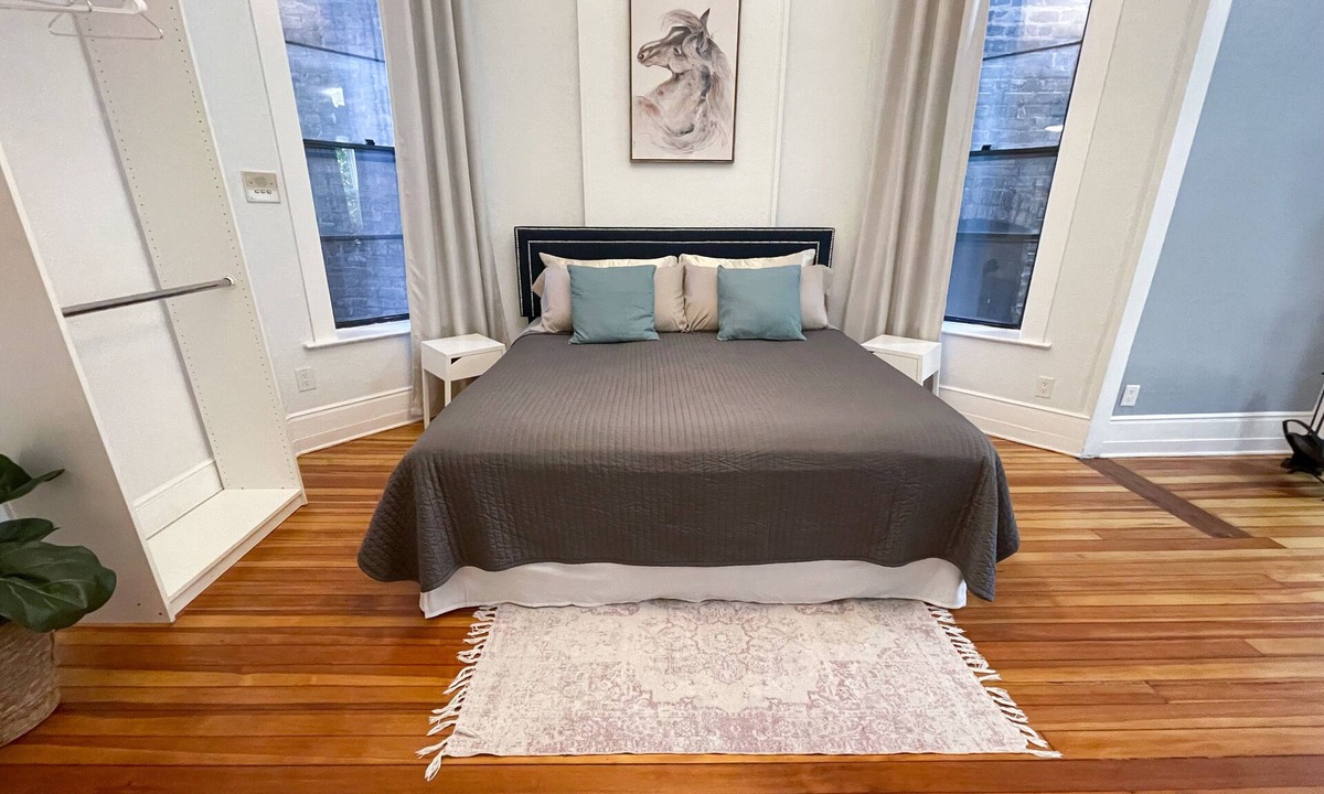 Lakeview Condo | Unit 2 - Perfect Wrigleyville Stay