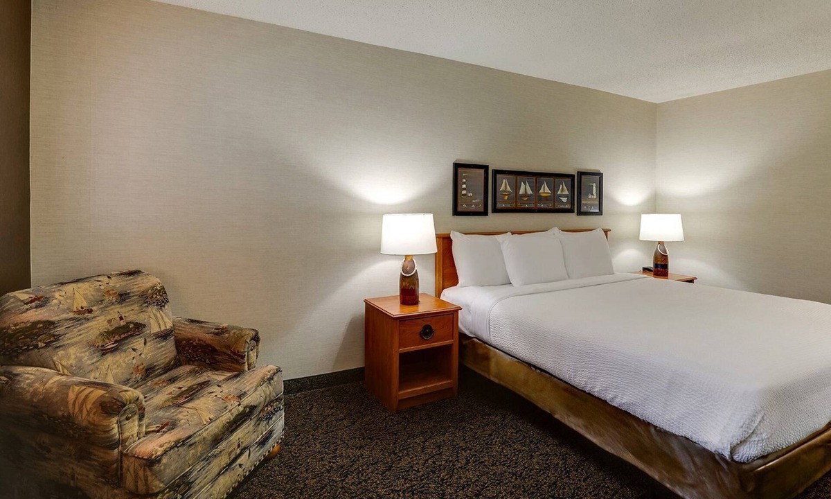 Peoria Hotel | Unwind at a Riverside Locale: Panoramic Views, Craft Brews & Hot Breakfast