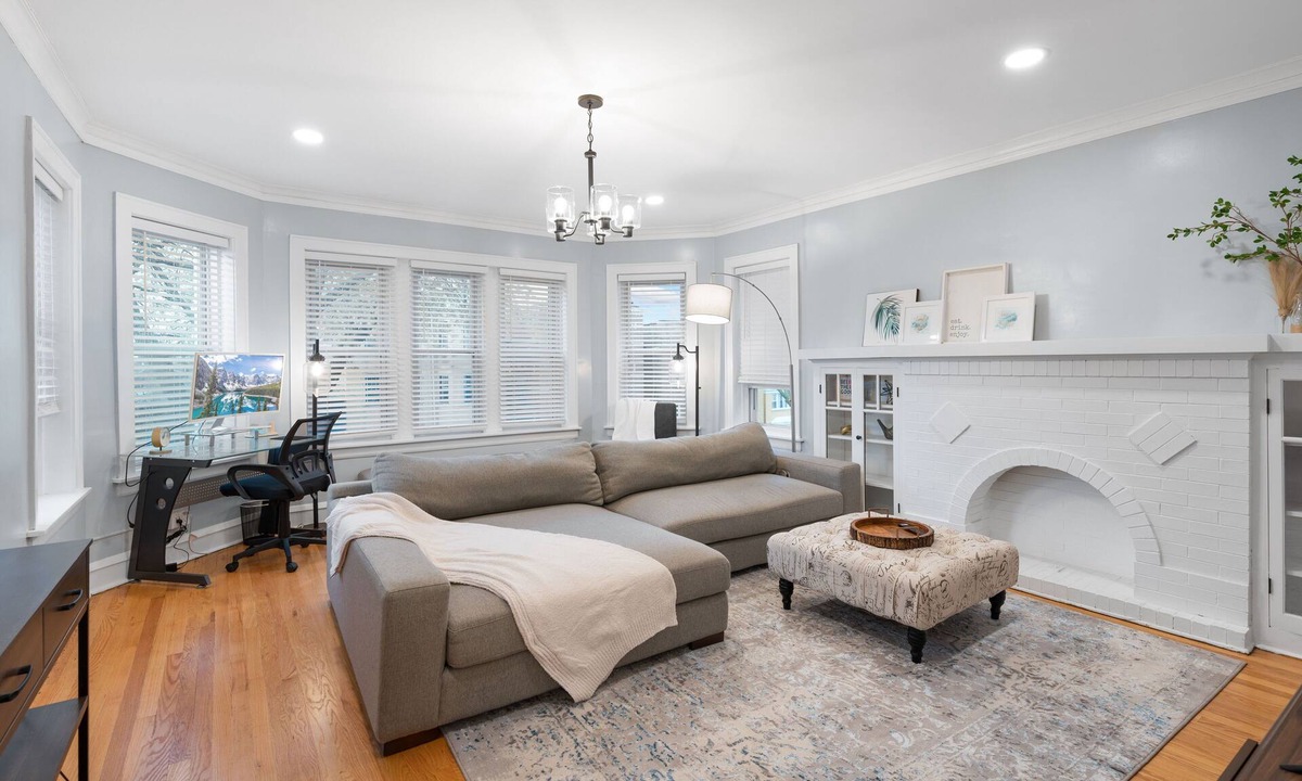 West Ridge Condo | Up to 8 Spacious lovely Chicago-style 3BDR condo. Safe & quiet neighborhood