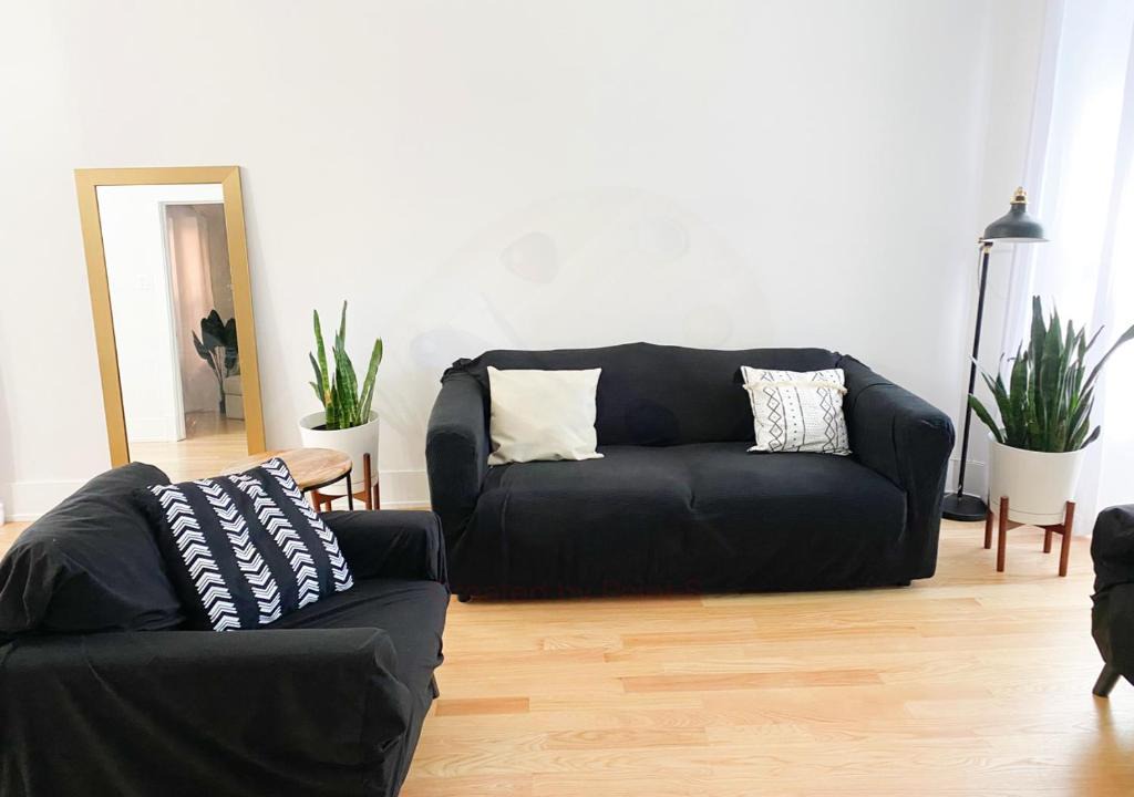 Chicago Apartment | Updated 3 bedroom in Portage Park! Free Parking!