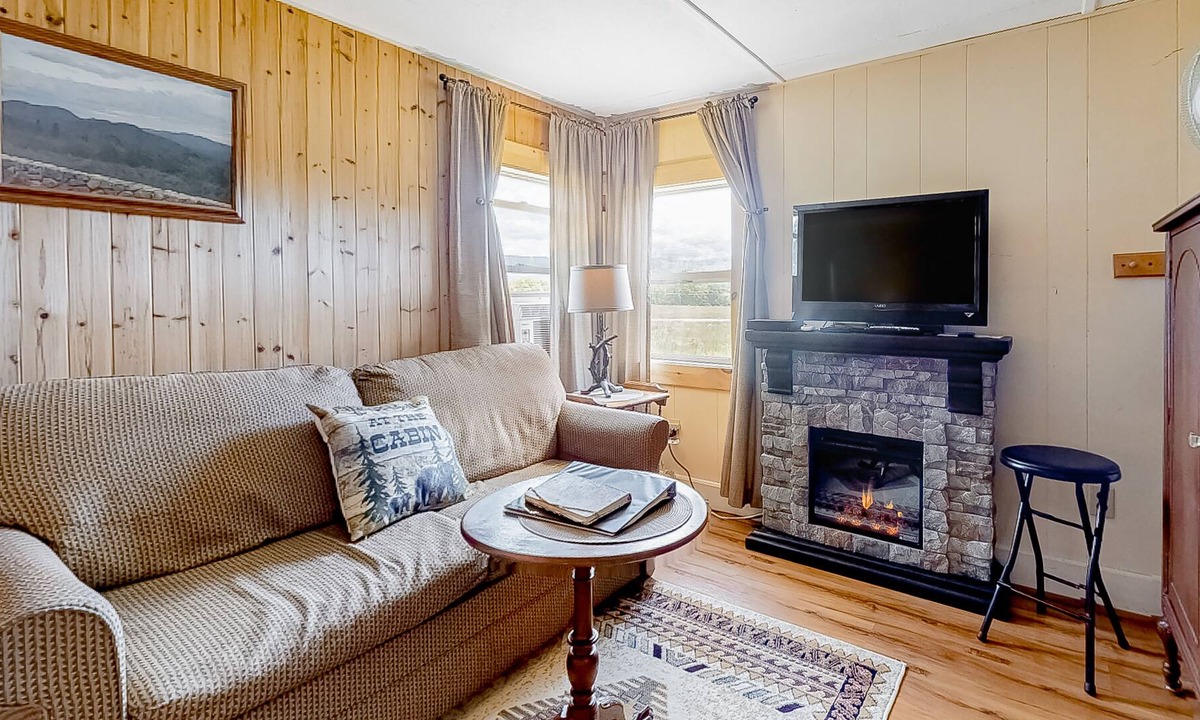 Thornton Apartment | Updated cabin with WiFi, mountain views, firepit & pool