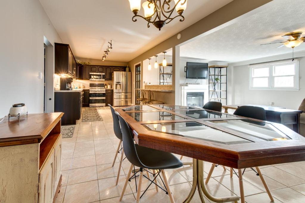 Robinson Apartment | Updated Robinson Vacation Rental with Fireplace!