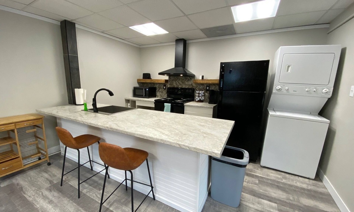 Mattoon House | Updated spacious 2 br Flat