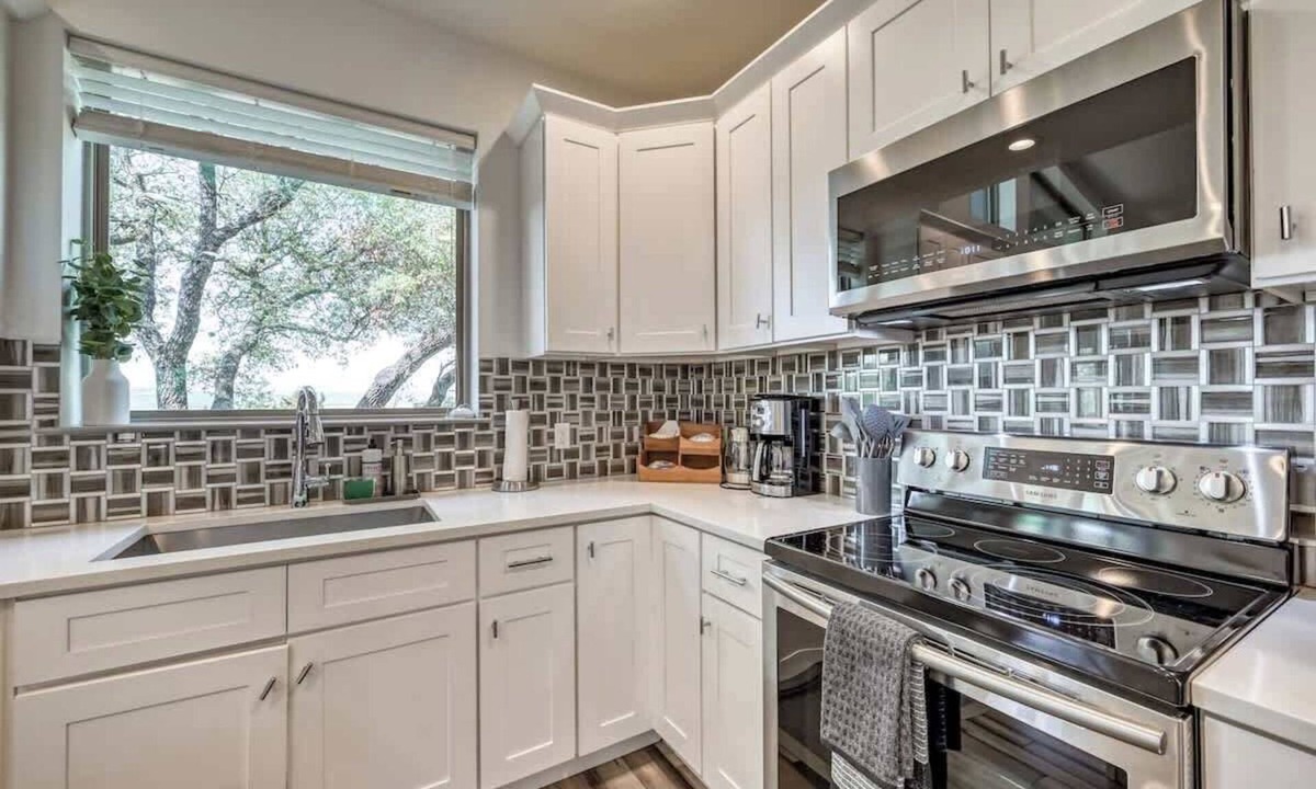 Point Venture House | Upscale 5BR Home on Lake Travis With Hottub & Lake Views