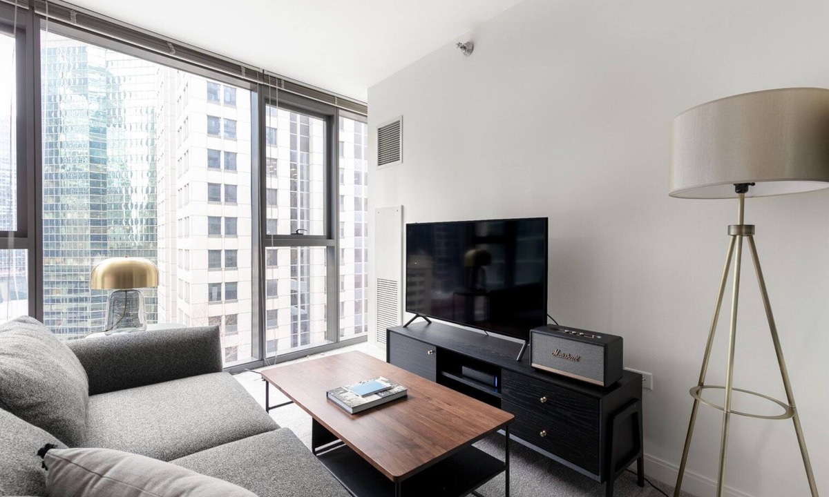 Downtown Chicago Apartment | Urban Loop Studio w/Pool, Gym, nr. Financial District, by Blueground