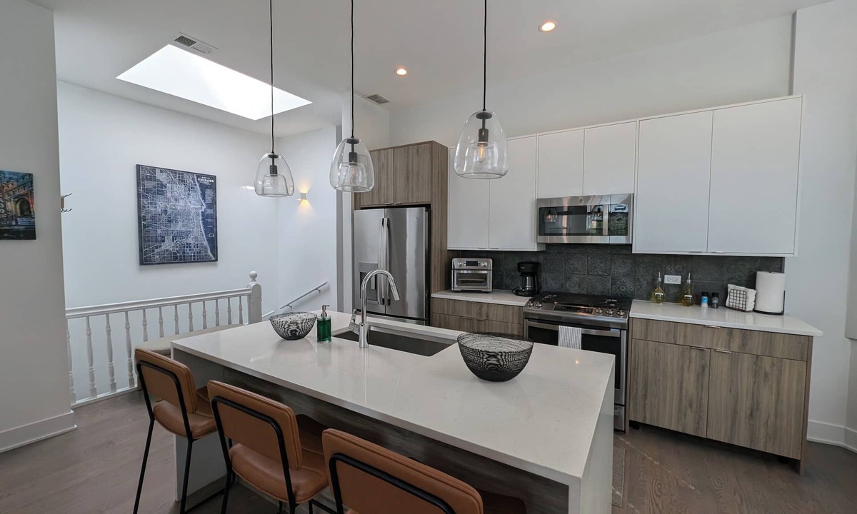 Roscoe Village Apartment | Urban Oasis in Roscoe Village! Pet friendly and family friendly!