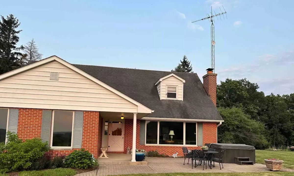 Kent House | Valley view! Outdoor hot tub, 4 bed house.
