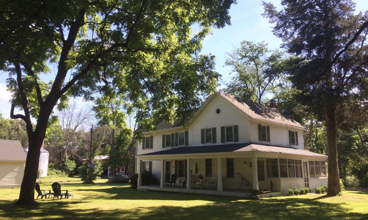 Ottawa Other | Vintage farmhouse on Fox River reserve - near Starved Rock, canoeing, skydiving.