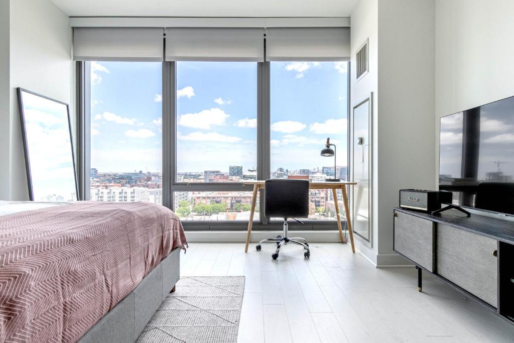 West Loop Apartment | W Loop Studio w Gym Pool Coworking nr UIC CHI-397