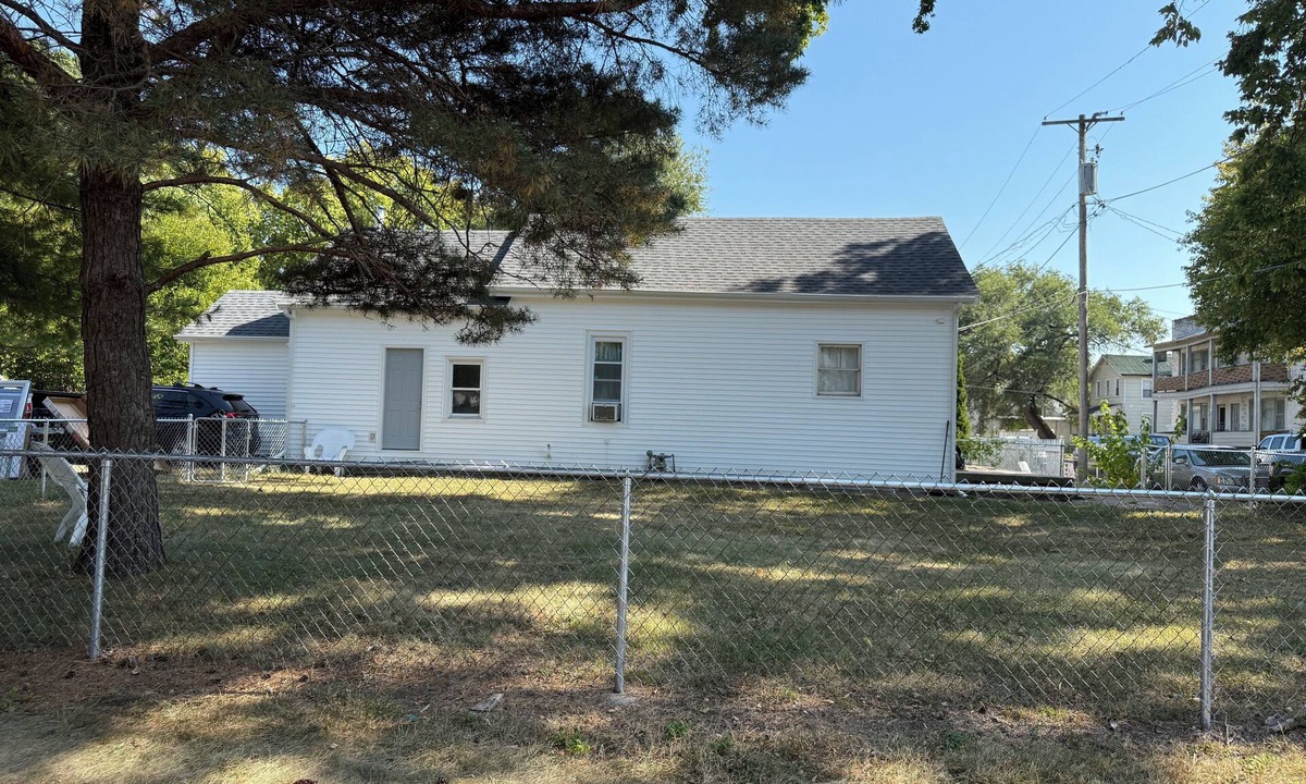 Peoria House | Walk or Shuttle to OSF