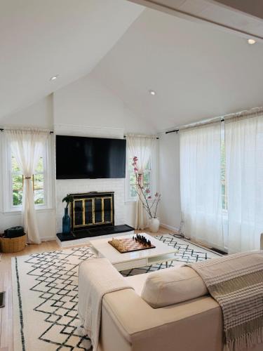 Hampton Bays House | Walk to Beach! Hamptons Cottage with Hot Tub & Pool