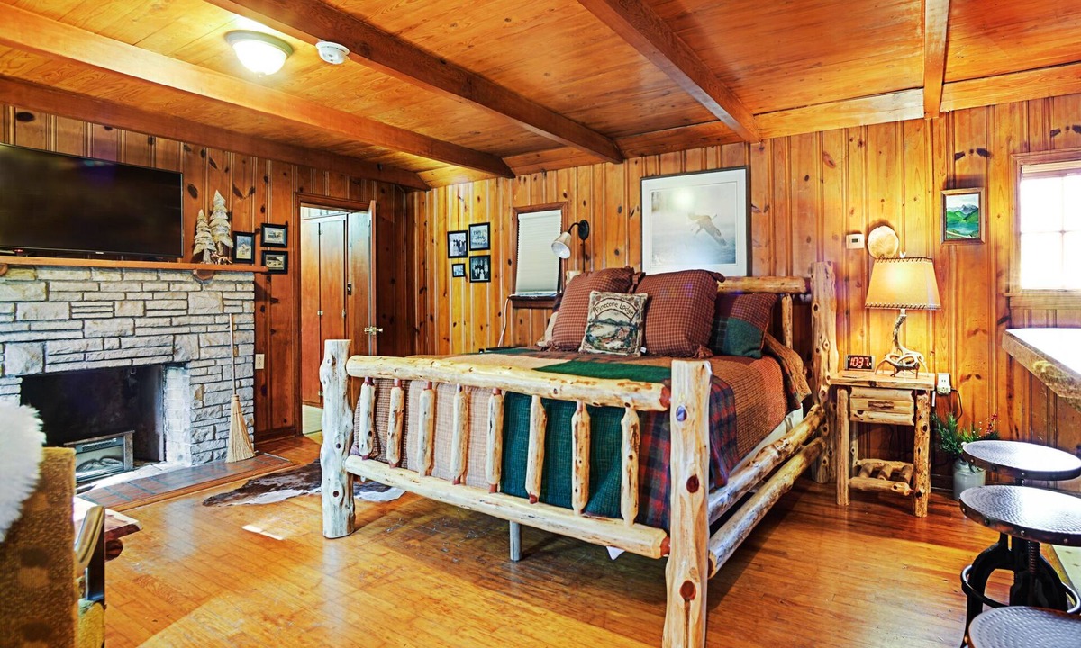 Waterloo Cabin | Walk To Town From Peaceful Countryside Log Cabin 25 Minutes To St. Louis