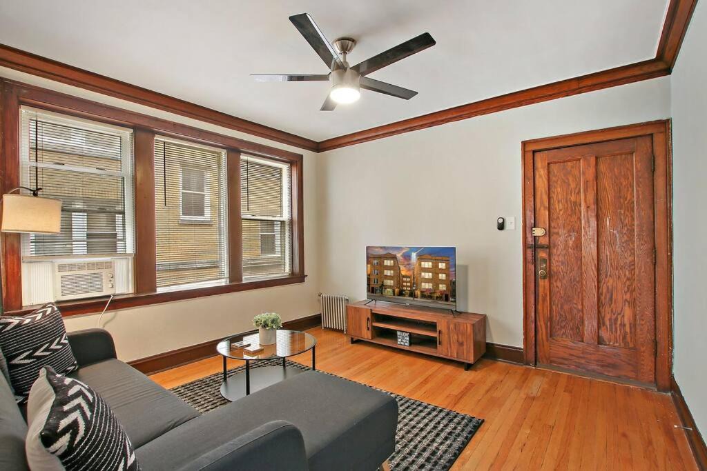 East Albany Park Apartment | Warm & Inviting 2BR Apartment - Fullerton 1B