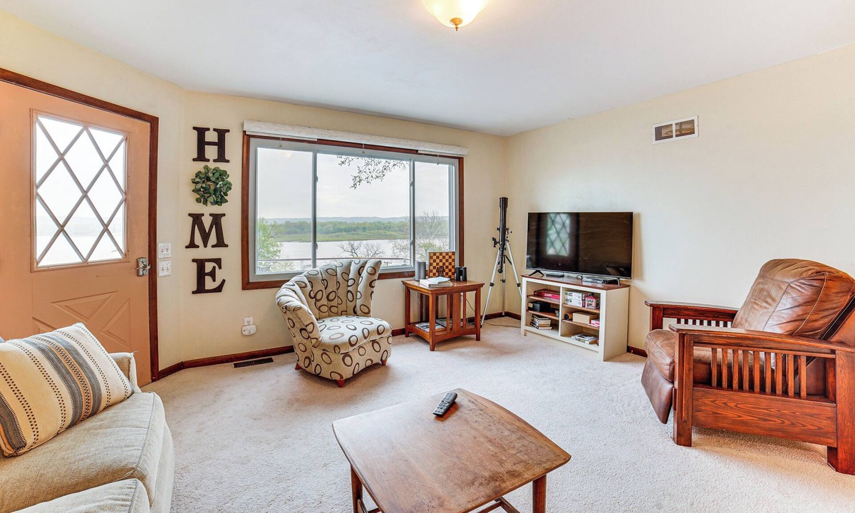 Peoria Heights House | Watch the Sunrise at this Quaint Lake-View Cottage