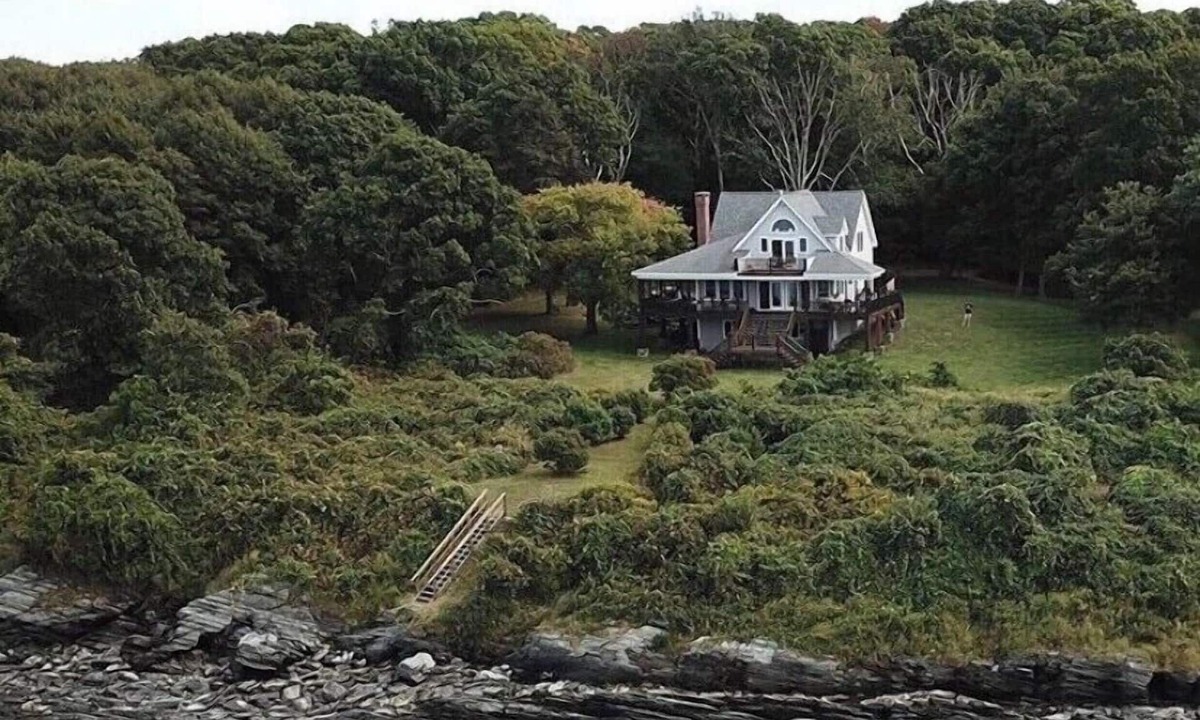 Portsmouth House | Waterfront, beautiful home, breathless sunsets on Prudence Island