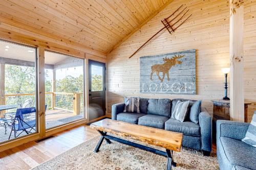 Dandridge House | Waterfront Home N Douglas Lake 2 decks Rec room