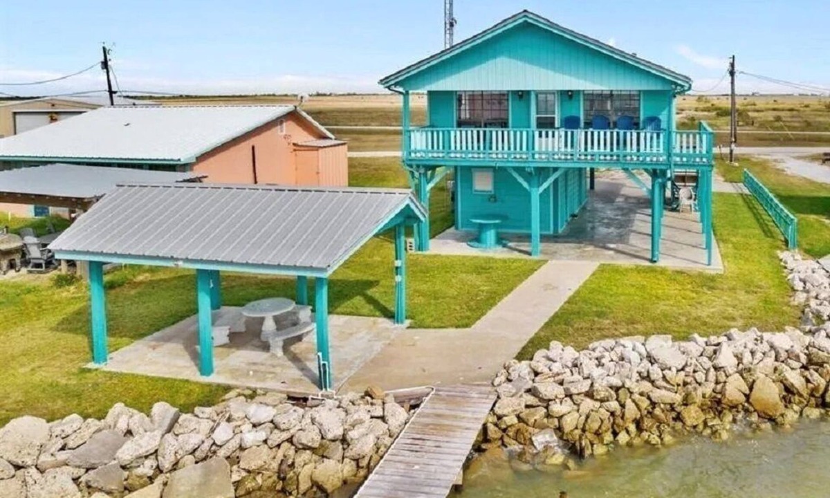 Palacios House | Waterfront Home With Private Fishing Pier on Turtle Bay