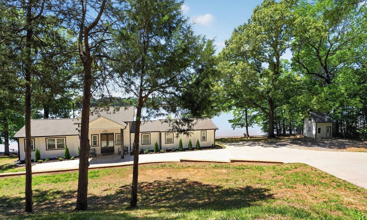 Dixie - Berryhill House | Waterfront + Sunset + Dock Views and Lake Wylie