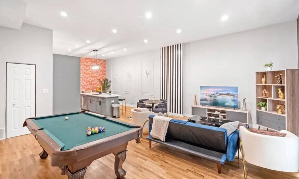 Bucktown Apartment | Wicker Park-AMENITIES,FREE WINE BOTTLE, LAUNDRY IN-UNIT, 2BDRM, POOL TABLE,+MORE