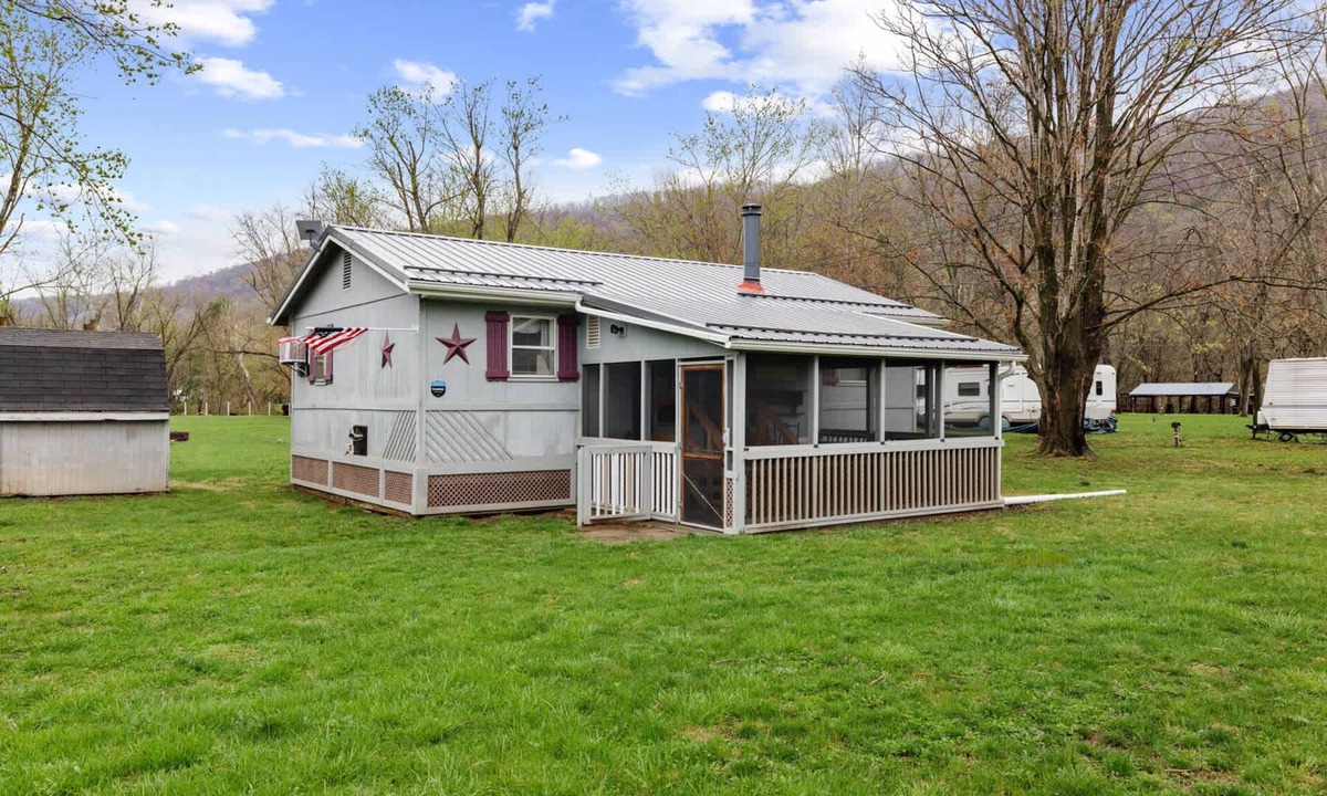 Points Ski Chalet | Wood Stove, Fire Pit, Kayaks - 2 Min Walk to River