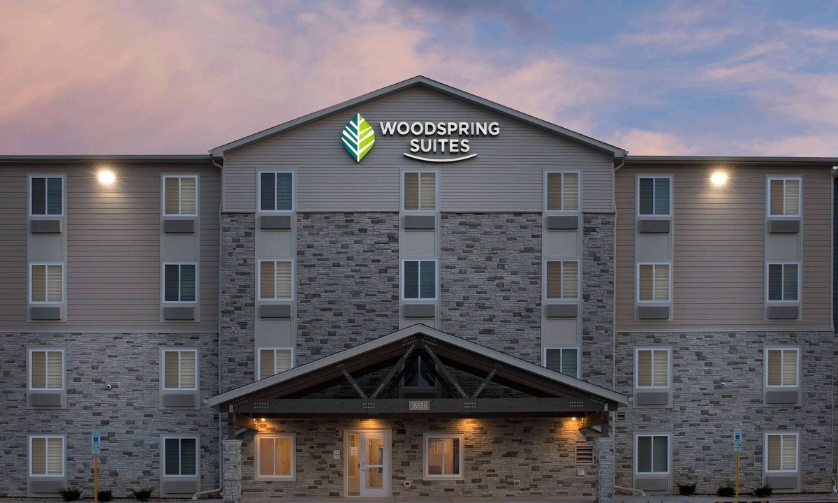 Tinley Park Hotel | WoodSpring Suites Chicago Tinley Park
