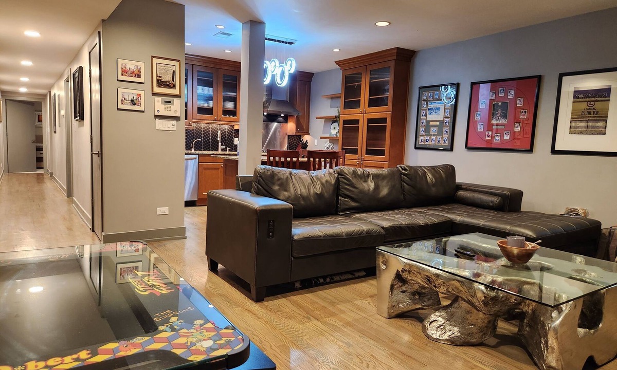 Wrigleyville Condo | Wrigley 2 bedroom 2 bath with free parking & yard!
