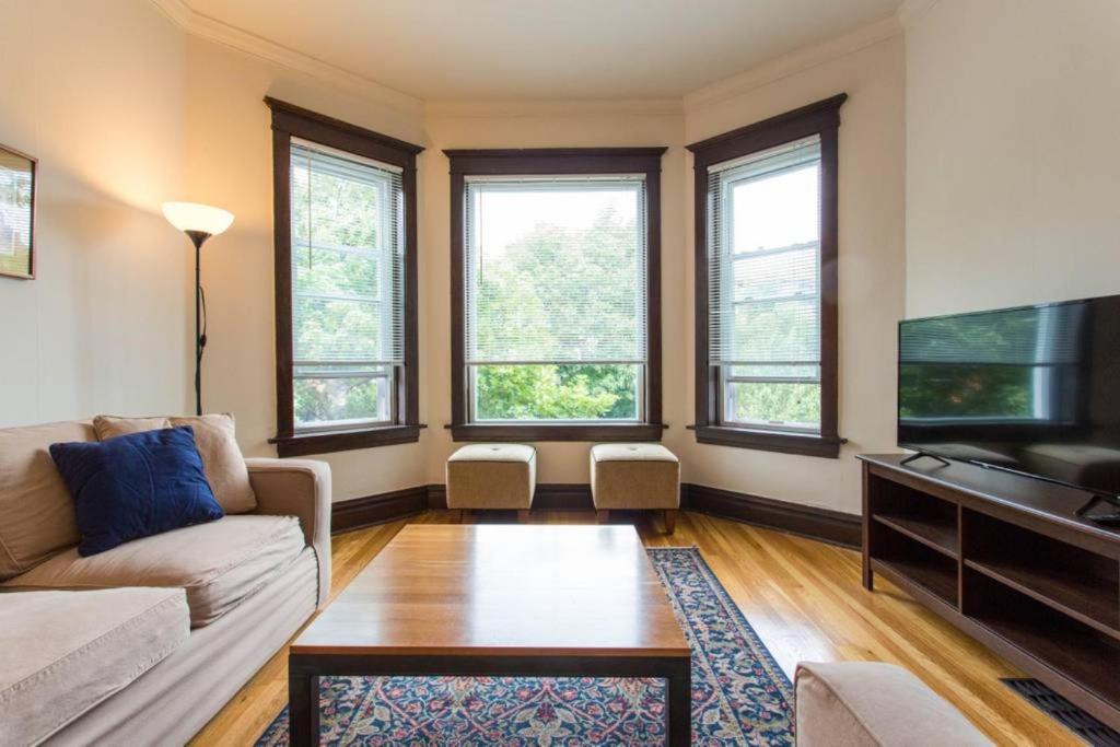 Lakeview Apartment | Wrigley Oasis! Steps from the Field! - 3BD 1BA