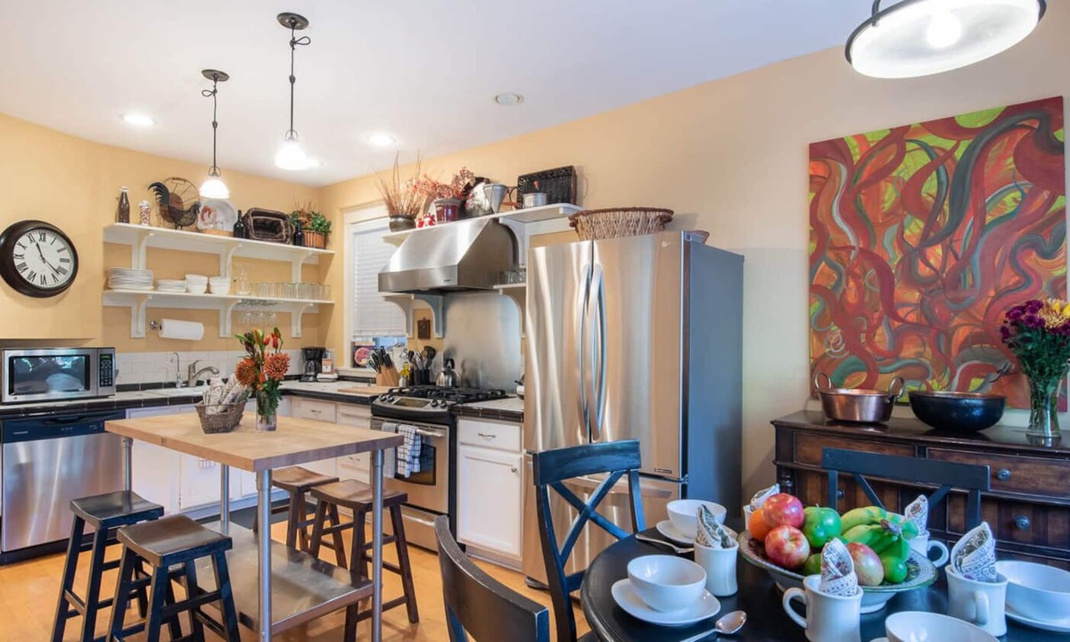 Lakeview House | Wrigleyville | Chicago Guest House | Not Just A Vacation Rental; A Real Home!