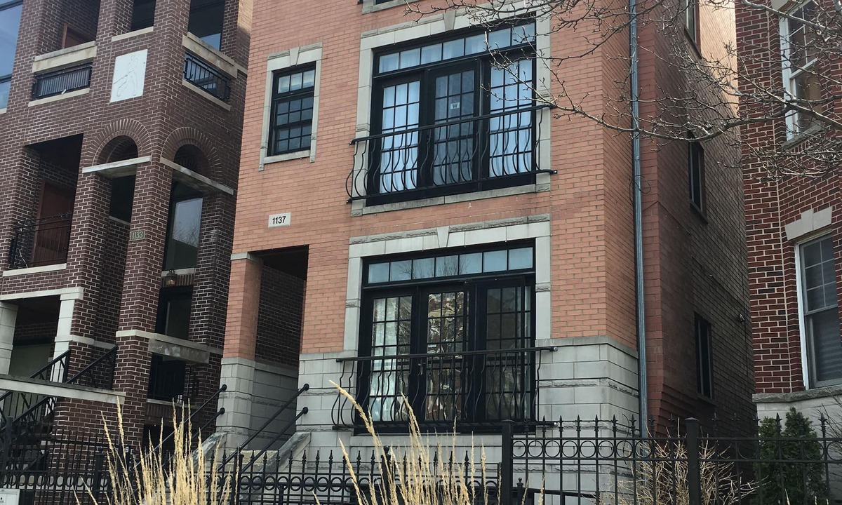 Lakeview Condo | Wrigleyville Condo, Sleeps 10, 1/2 block from Wrigley Field