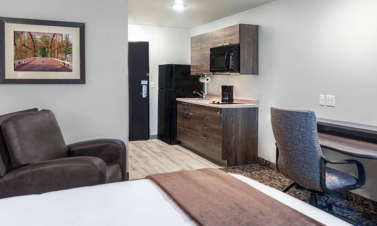 East Moline Hotel | Your Home Base Near Concert Venues – Full Kitchen Included