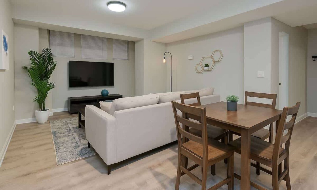 Near West Side Apartment | Your Perfect 2BR Home
