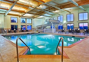 2-Star Hotel ∙ Country Inn & Suites by Radisson, Galena, IL