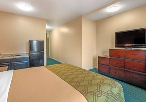 2-Star Hotel ∙ Econo Lodge Inn & Suites Granite City