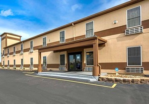 2-Star Hotel ∙ Econo Lodge Inn & Suites Granite City