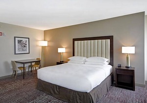 3-Star Hotel ∙ DoubleTree by Hilton Chicago Midway Airport, IL