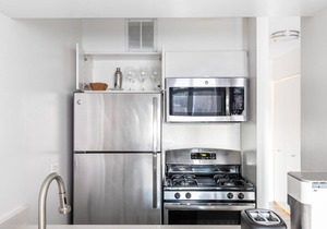 Airy Gold Coast Studio close to L, walk to Mariano Park, by Blueground