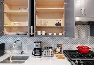 Airy Lakeview Studio, w/W/D, Gym, near Lincoln Park, by Blueground