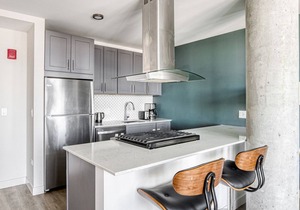 Airy Lakeview Studio, walk to Lakefront & Lincoln Park, by Blueground