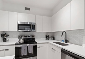☀️Amazing Gold Coast Apt w/ Rooftop Pool & Gym☀️