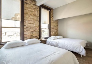 BEAUTIFULLY remodeled flat downtown - Sleeps 10!