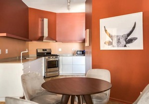 BEAUTIFULLY remodeled flat downtown - Sleeps 10!