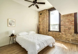 BEAUTIFULLY remodeled flat downtown - Sleeps 10!