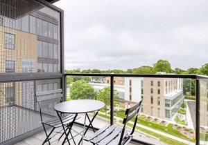 Bright Evanston 1BR w/Pool & Gym, walk to Northwestern, by Blueground