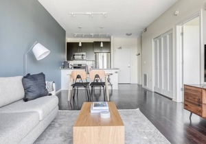 Bright Evanston 1BR w/Pool & Gym, walk to Northwestern, by Blueground