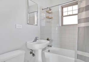 Bright Evanston 2BR, 1 mile from Northwestern campus, by Blueground