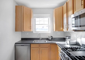 Bright Evanston 2BR, 1 mile from Northwestern campus, by Blueground