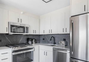 Bright Medical District 2BR w/ Gym + W/D, 1 block to L, by Blueground