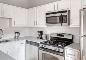Chic Lakeview 2BR w/ W/D & Pool, 3 blocks to Lakefront, by Blueground