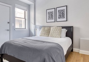 Chic Lakeview 2BR w/ W/D & Pool, 3 blocks to Lakefront, by Blueground